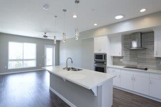 <Span>luxury: </span>oversized kitchen island *